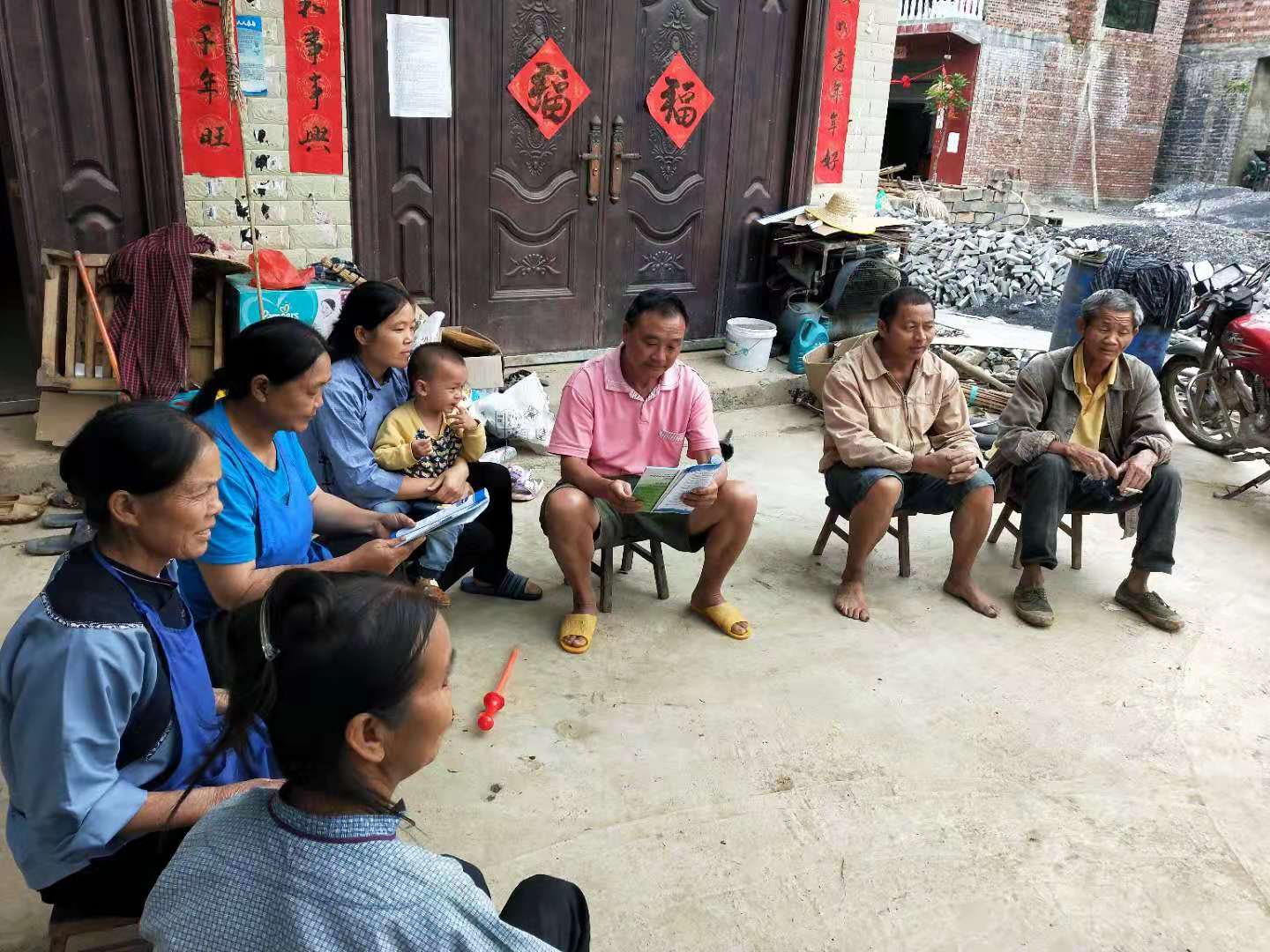 黄智在村组宣传脱贫攻坚惠民政策.jpg