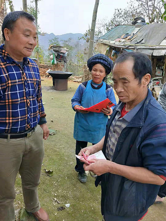 黄智春节慰问贫困户王阿冒户.jpg