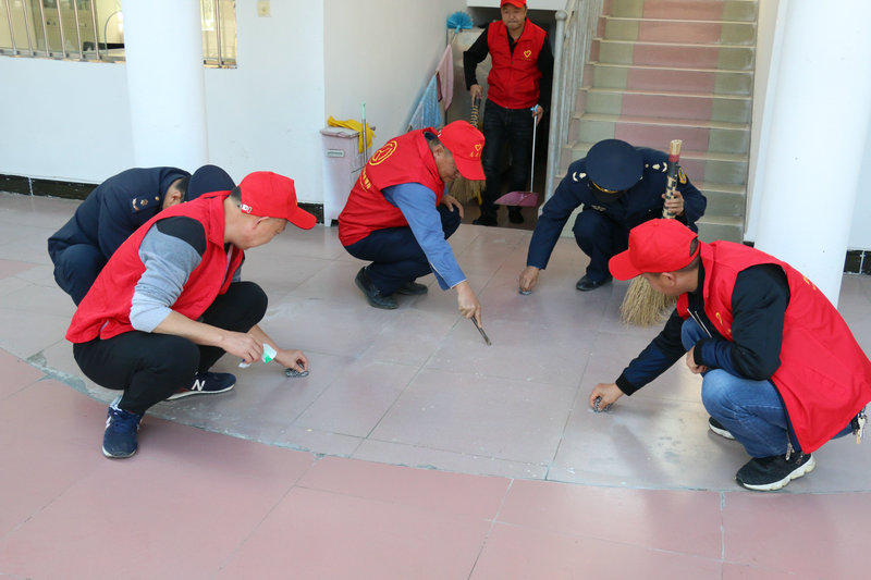 图2.兴仁段志愿者同志用蹲在地上认真将地上污渍处理干净.jpg
