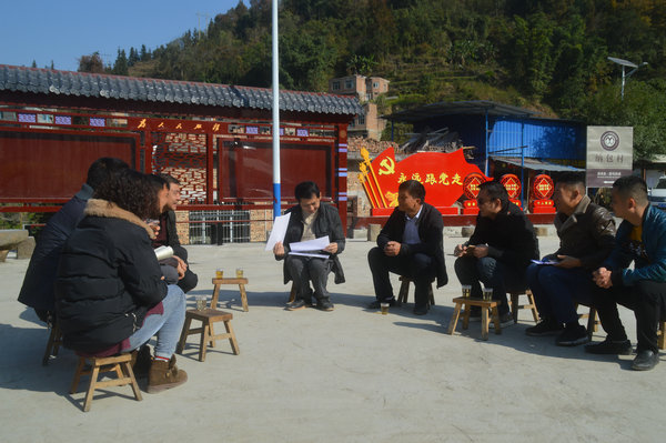 县委组织部长李天维在纳包村调研党建联建工作 (2).jpg
