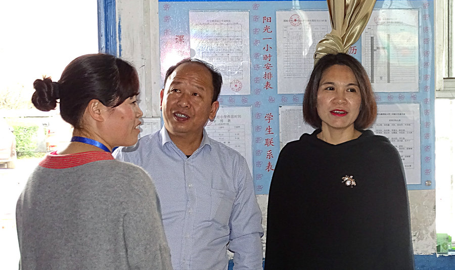 镇团结小学,听取校长张丽对学校各项安全常规管理及学校的营养餐开餐