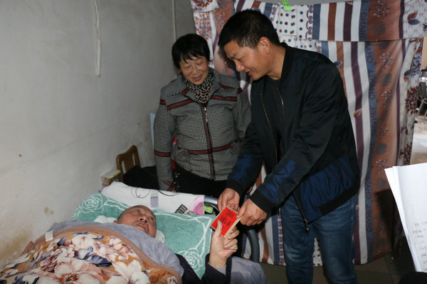 1579783701015050391.jpg 图1.兴仁段党支部书记曾本同志为高龄退休的生病职工送上慰问金.jpg