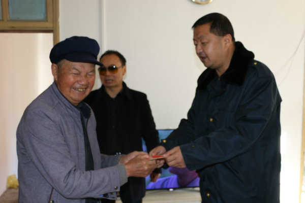 1579783742302003930.jpg 图2.兴仁段副段长郑盛鼎同志为高龄退休职工送上慰问金.jpg