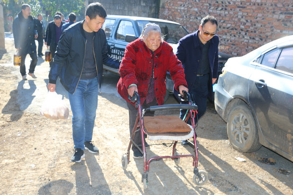 1579783785275017110.jpg 图4.慰问小组仔细询问了老人的身体状况以及生活情况,并叮嘱他们要保重身体.jpg