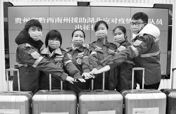 黔西南州人民医院援助队    摄影：魏浩然.jpg