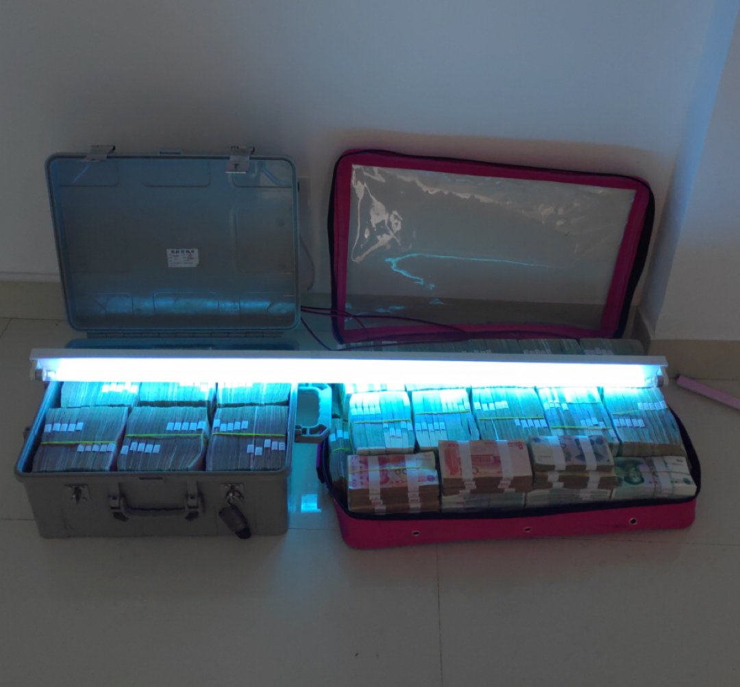 1581233795201042528.jpg 对外付现金进行紫外线杀毒.jpg