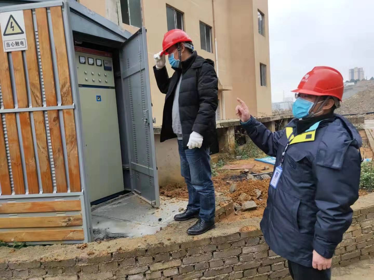 1581560203441053634.jpg 图为iw蒲伟局长到妇幼保健院保电现场检查用电设施及疫情防控情况。.jpg