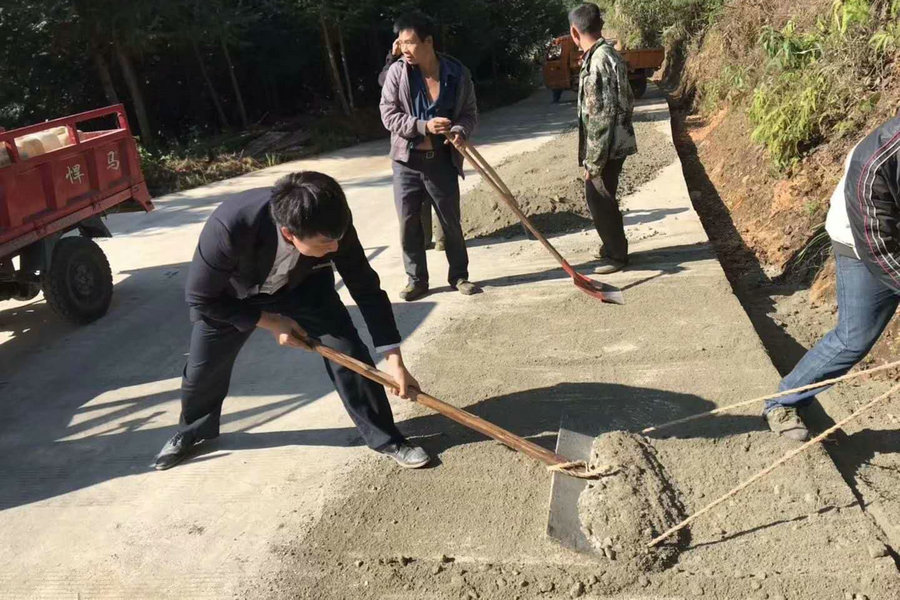 兰仕勇与农户一起劳动修建路边沟.jpg