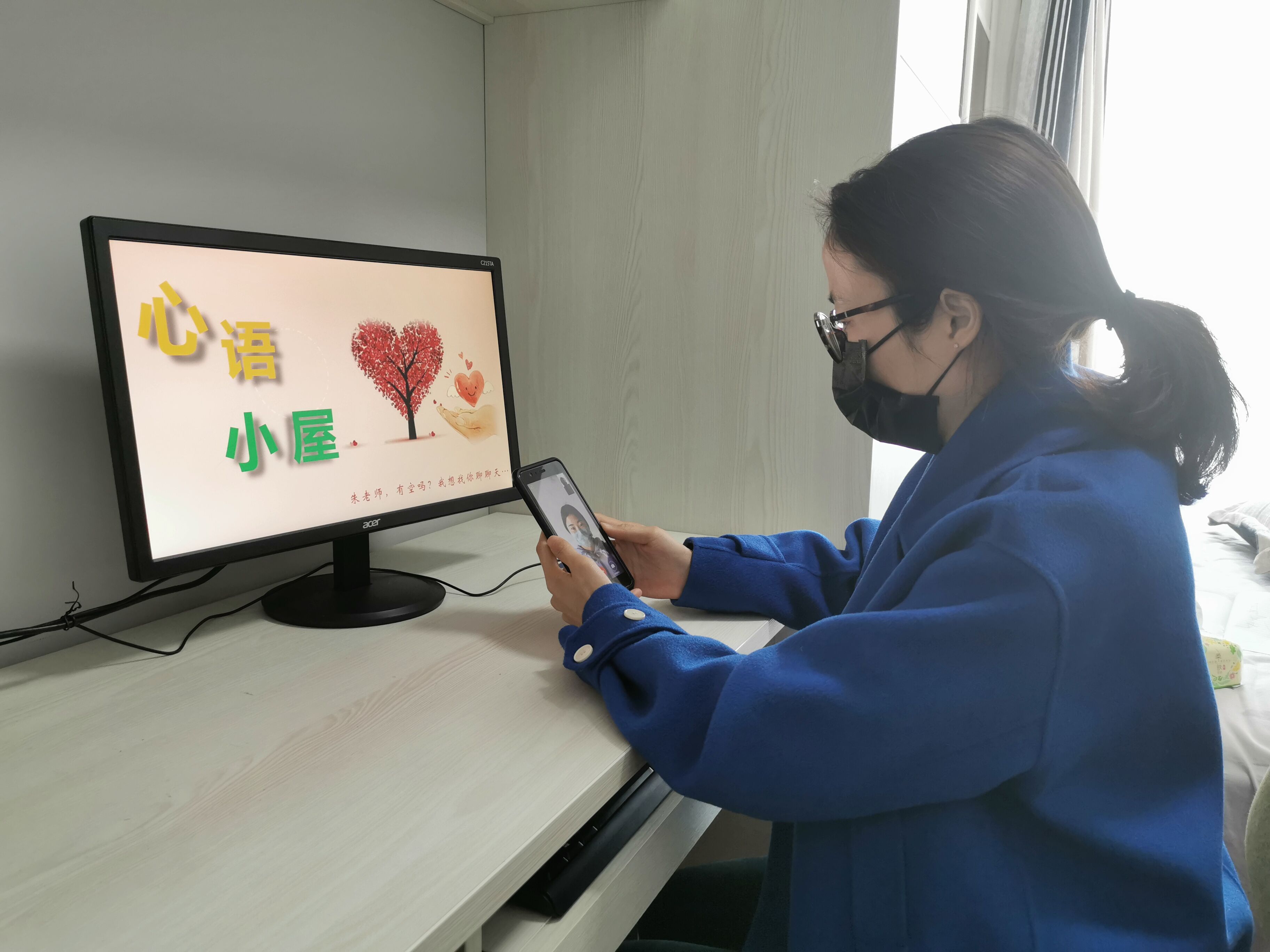 03义龙一中教师朱海妍正在与晓敏同学谈心.jpg