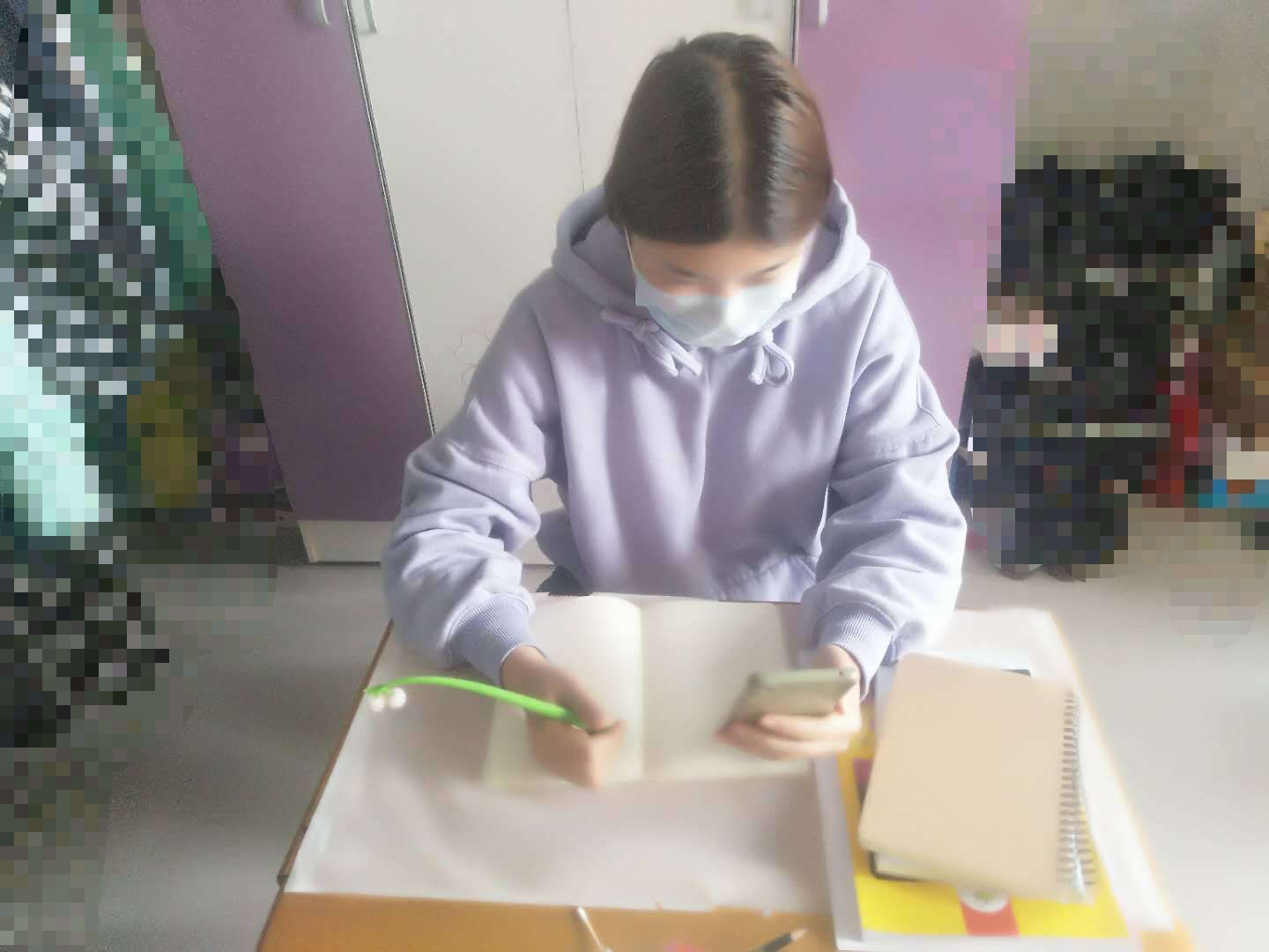 3晓敏同学正在接收朱海妍老师的心理疏导.jpg