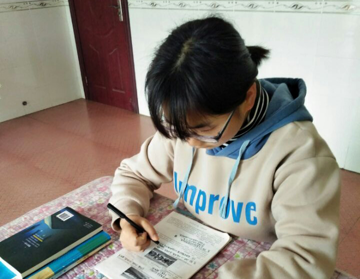 2张宇同学在接受韦定富老师一对一辅导.jpg
