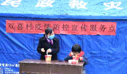 韦菁与“女儿”的午餐.jpg