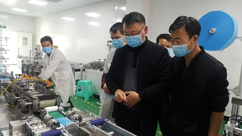 1583655952317073551.jpg 梁大鸿老师口罩车间组装调试生产线2网络.jpg