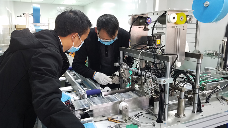 1583655972543018952.jpg 梁大鸿老师口罩车间组装调试生产线4网络.jpg