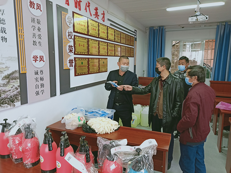 1583656595194043314.jpg 图为在龙盘中学检查物资储备情况网络.jpg