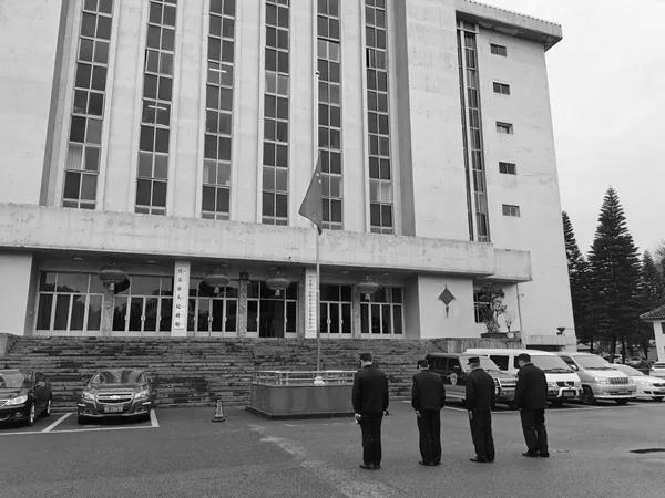 兴义市委市政府降半旗深切悼念新冠肺炎疫情牺牲烈士和逝世同胞（刘义 摄）.jpg