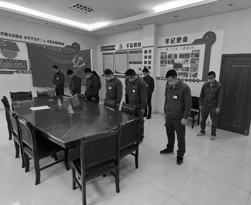 清水河工业园区，人们在哀悼活动中默哀（陈大权 摄）.jpg