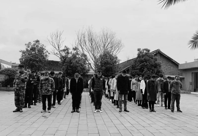 兴义市丰都街道办组织干部职工、党员群众代表深切哀悼新冠肺炎疫情牺牲的烈士和逝世同胞（刘义 龙立姣 摄）.jpg