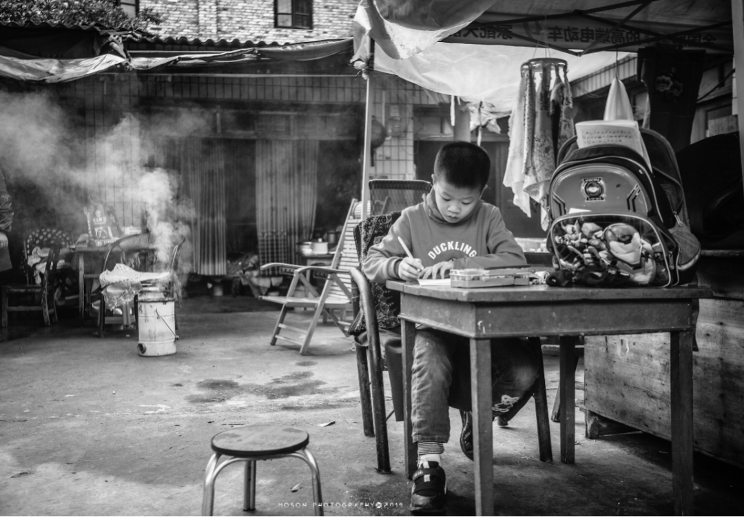 4曾经在我脑海里构建过一个画面，就是孩子在学习，身后是老屋加烟火的味道，庆幸我在贞丰遇见了，然后拍了下来，当时真的很感动，为自己能拍到心中的画面而感动。.png