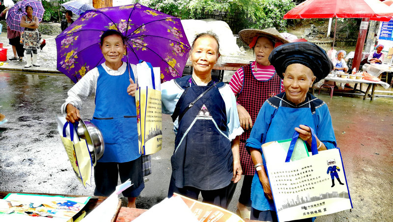 1591928382542042345.jpeg 领取到安全用电宣传资料的群众十分开心.jpeg