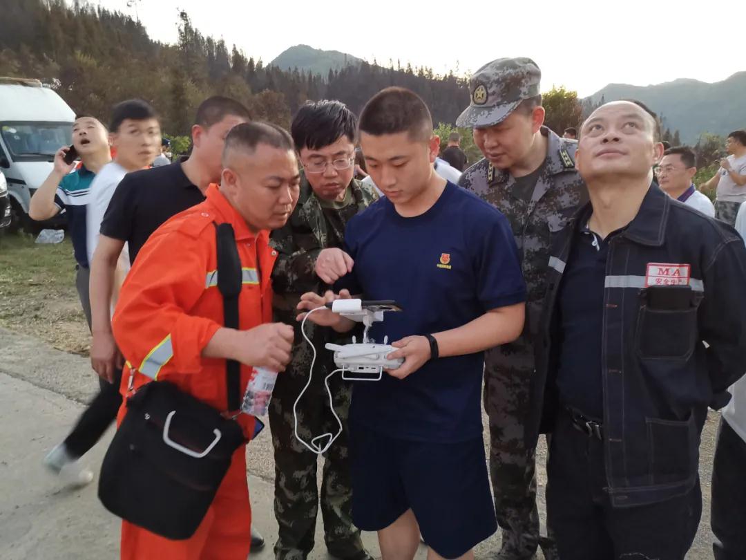 唐仁志在火灾现场用无人机看着火点.jpg