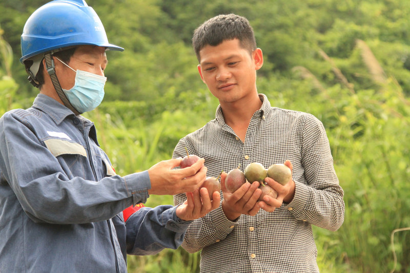 1594956746917022061.jpeg “心意电”党员先锋队队长黄安与基地厂长周宏交流.jpeg