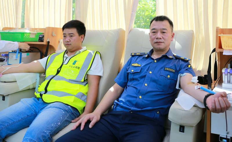 1595940669823040437.jpg 图4.献血中(雷文兴 摄).jpg