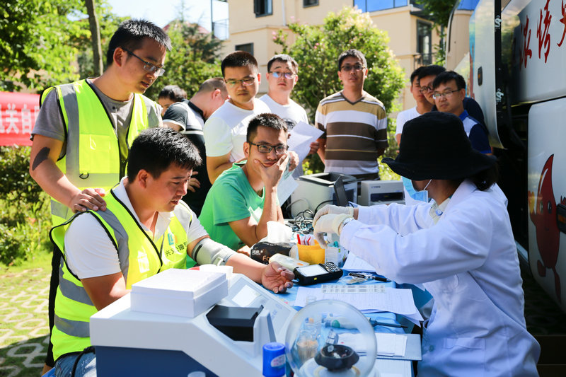 1595940676272069374.jpg 图3. 身穿安全防护服的兴义公路人正在做献血前的检查,准备献完血后马上到公路上对公路养护和建设情况进行检查(雷文兴 摄).jpg