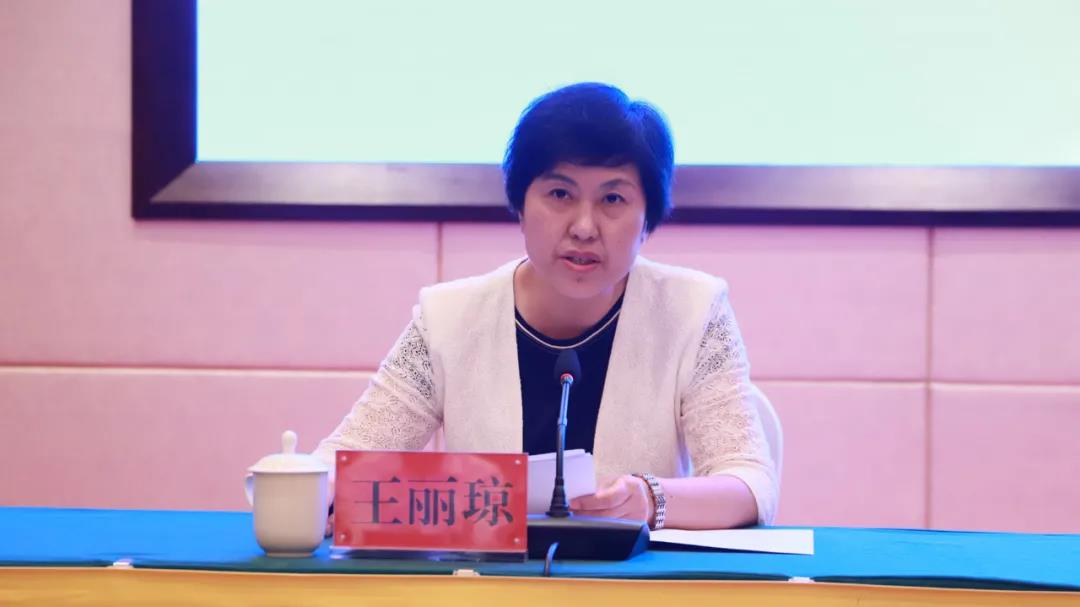 州政府副州长王丽琼主持大会.jpg