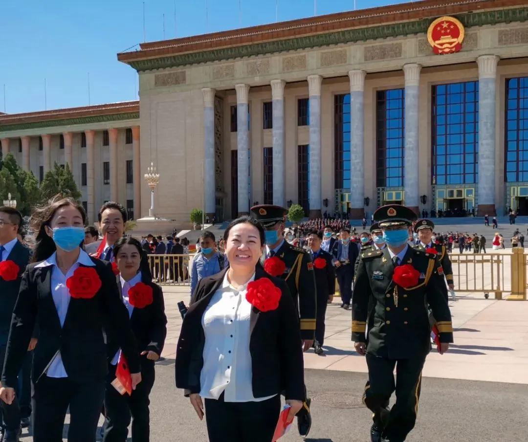 1599573873094096540.jpg 熊方(前排右一).jpg