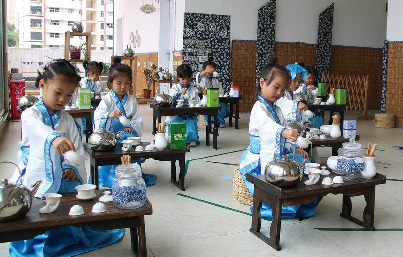 5   万屯镇第二幼儿的小朋友在展示“茶艺”表演.jpg