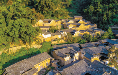 2、　　改造后的浙江松阳县传统村落，与自然环境相辅相成，绘就一幅美丽画卷。.jpg