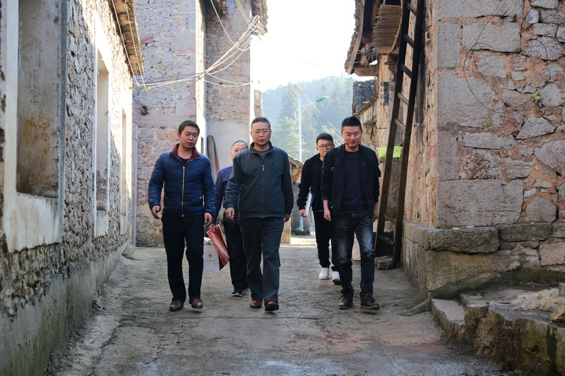 1600089675635028966.jpg 图2. 兴义公路管理局党委书记朱光学(左三)听取驻村第一书记刘刚(右一)同志汇报驻村工作情况.jpg