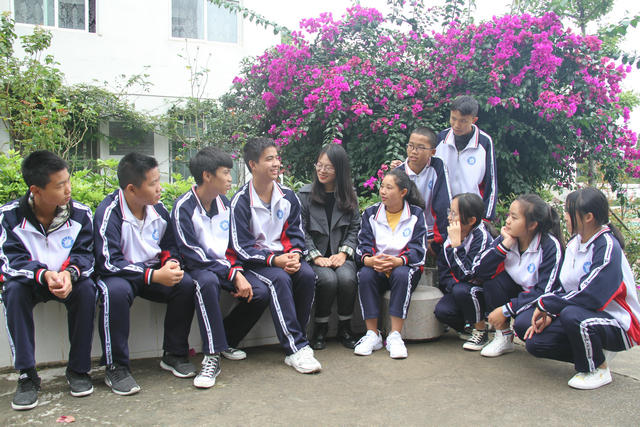 5   吴严旗老师在认真听同学们谈论自己的人生梦想.jpg