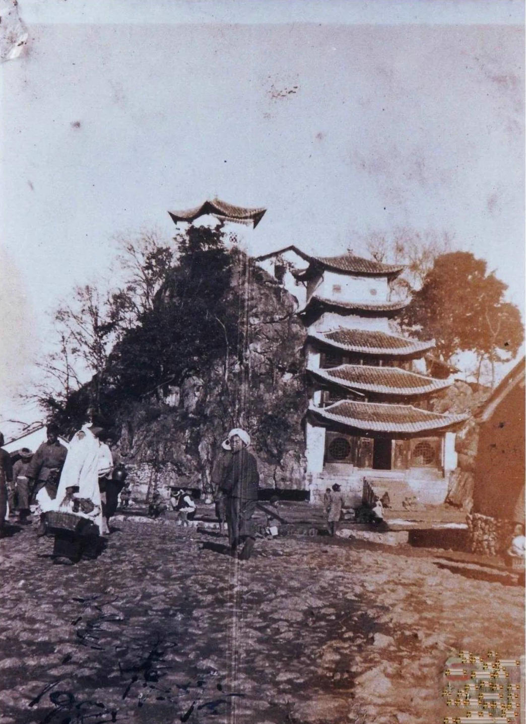 民国时期阳明洞，图中可见涵虚阁与贮辉楼。（照片来源：兴义收藏家 陈应秋）.jpg