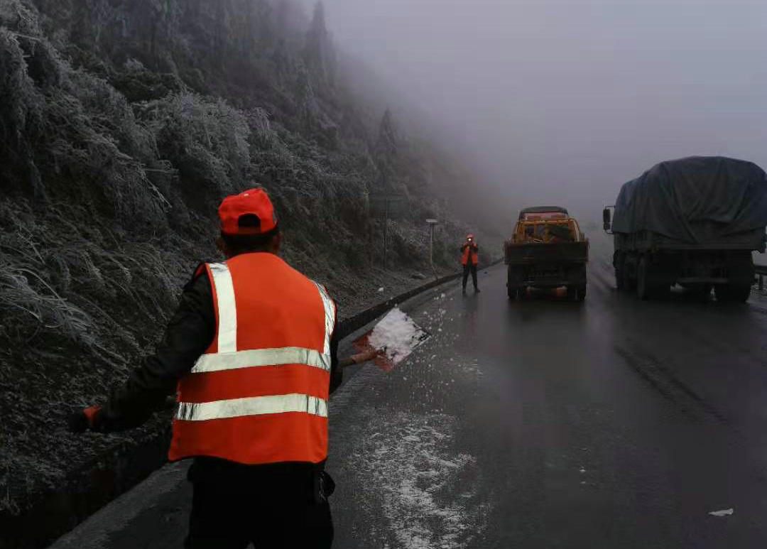 图1.公路人在313省道煤炭坡路段撒融雪剂抗凝保畅 （郑盛鼎 摄）.jpg