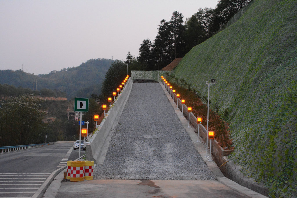 图2.避险车道监控报警系统.jpg