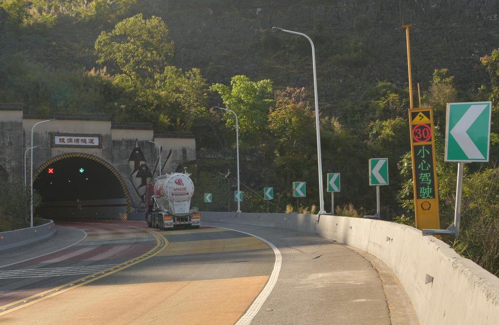 图5.安装了弯道会车预警系统的105省道公路银洞湾隧道.jpg