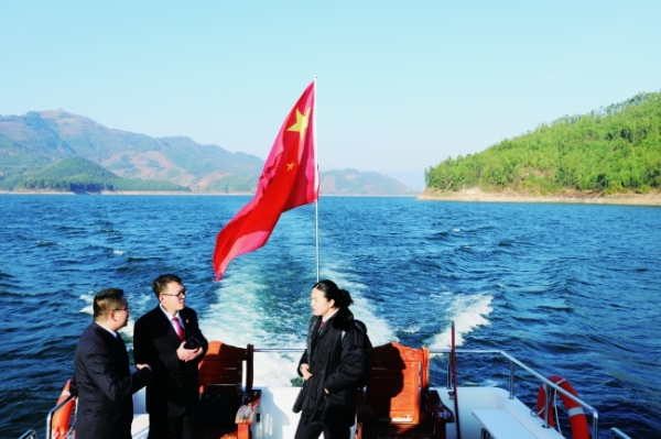 州检察院到治理后的万峰湖开展督查 （州检察院提供）.jpg