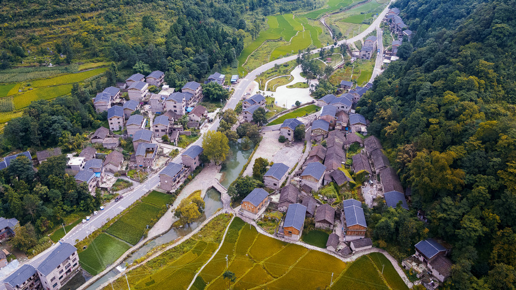 图3.干线公路带动册亨坡鼐乡村振兴    雷文兴 摄_副本.jpg