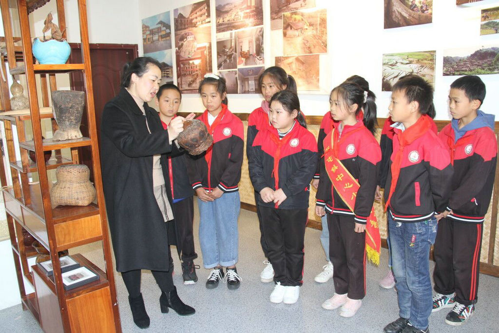 1. 王燕是在“新市民子女之家”给新市民学生讲解酒壶的故事.jpg