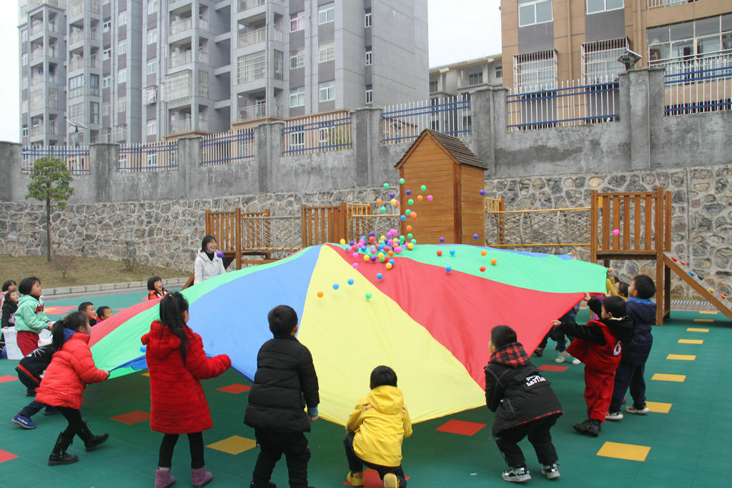 6李荣荣老师带领 新市民小朋友玩“彩虹伞”游戏.jpg