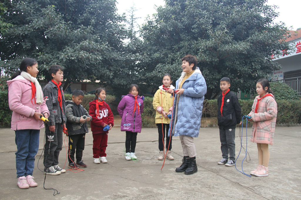 9 宋燕老师在教新市民学生跳绳.jpg