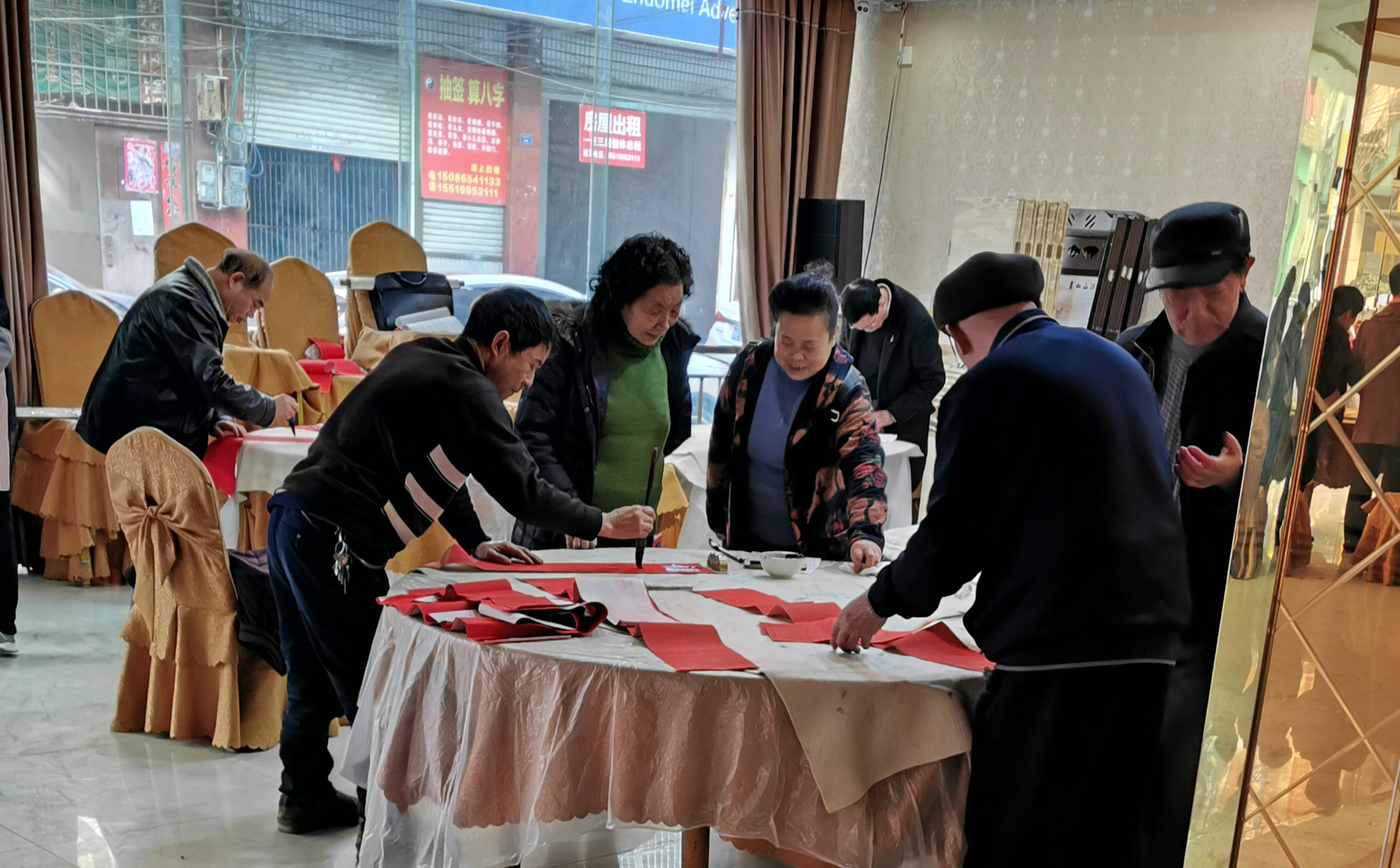 该会同志办公室里写春联 .jpg