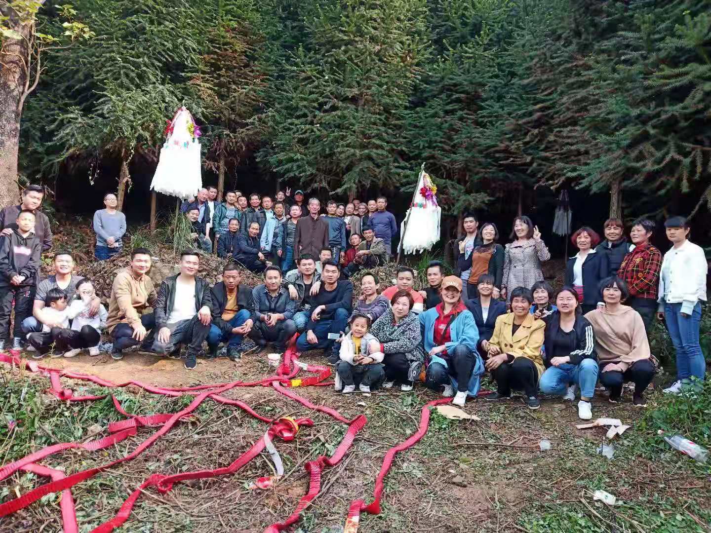 图为往年到先辈坟前拜年场景.jpg