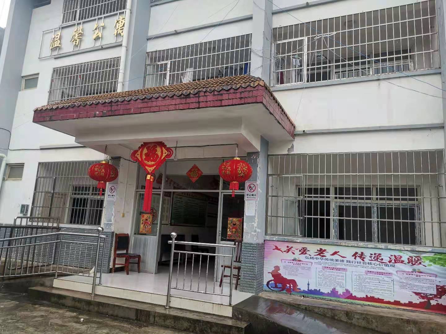 1612859137483058329.jpg 图为楼前灯笼高高挂.jpg
