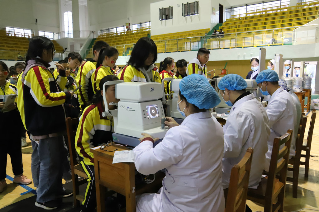 1阳光书院对学生视力进行筛查.jpg