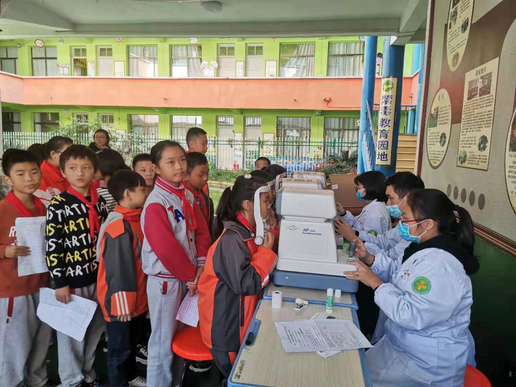 延安路小学对学生视力进行筛查.jpg