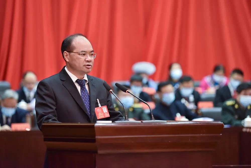 州委副书记、代州长黄兴文作政府工作报告.jpg