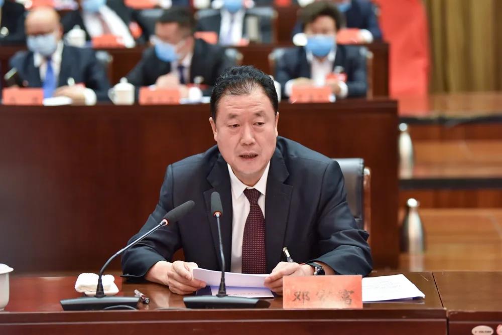 州人大常委会主任邓家富主持.jpg